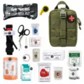 Kit di primo soccorso tattico di emergenza con strumenti di sopravvivenza e forniture mediche. - Verde militare