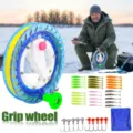 Vue détaillée de l'ensemble de moulinet de pêche sur glace avec des appâts souples et accessoires. - Kit 21A44