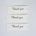 Weisse Schwalbenschwanz-Papieretiketten mit schwarzem Thank you Text für DIY Geschenke. - Thank You Stil / 100 Stück (7x2cm) / Weiß