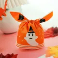 Primo piano dettagliato della borsa di caramelle di Halloween arancione con fantasma e orecchie. - Arancione / 48-50 Pezzi/Confezione (13.5*22cm)