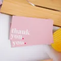 Detailopname van een schattige roze bedankkaart met een eenvoudig typografieontwerp. - Stijl D / 30 Vellen