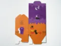 Vue détaillée de la boîte cadeau en papier d'Halloween à plat avec des motifs de chat et de fantôme. - Style Maison Chat Halloween (Kraft) / L11xW6.5xH12cm