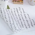 Detail van bakpapier met Franse tekst, perfect voor dienbladen in restaurants en mooie verpakking. - Zwart Letter / Niet gespecificeerd