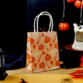 Τσάντα δώρου από καφέ χαρτί kraft για το Halloween με χαριτωμένη στάμπα κολοκύθας και πάρτι. - Σκούπα κολοκύθας