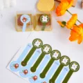 Cartoon bear sealing stickers and blister boxes for mooncake packaging, detail view. - 10 Patches / Green