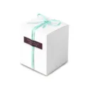 Quadratische weiße Geschenkschachtel mit blauem Band und Etikett für Bäckerei und Geschenke. - Ohne Zubehör / Weiß