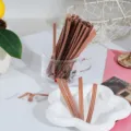 Fascette twist a quadretti marroni per sigillare in modo sicuro sacchetti regalo. - Quadretti Caffè / 100 Pezzi/Confezione