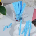 Vista di dettaglio delle fascette di chiusura a quadri blu posizionate in un bicchiere. - Quadri Celeste / 100 Pezzi/Confezione