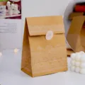 Sacchetto regalo in carta kraft vintage con motivo in pizzo bianco, design pieghevole senza manico. - Pizzo bianco / 13x8x24cm
