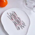 Detailaufnahme von weißen Schokoladen-Geschenkverpackungs-Drahtbindern mit rotem Herz. - Preis für einhundert Stück
