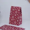 Borsa regalo in carta con fiocchi di neve rossi, confezione di dolcetti di Natale, variante di sac. - Neve di Natale