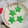 Christmas tree star shaped hanging tags set detail view with red and white strings. - 100 Pieces/Pack Green Star Without Accessories