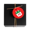 Dettaglio confezione scatola regalo di Natale con etichetta calendario rossa e corda - Stile Calendario di Natale / Confezione da 100