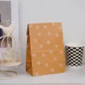 Borsa regalo in carta kraft con motivo a pois, vista dettagliata superiore pieghevole. - Picchiettato Bianco / 13x8x24cm