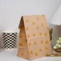 Dettaglio del sacchetto regalo in carta kraft, busta marrone con pois dorati. - Pois Kraft / 13x8x24cm