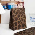 Detalle de bolsa de papel kraft con estampado de leopardo, ideal para pequeños regalos y almacenamiento. - Estilo Leopardo