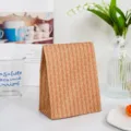 Bolsa de regalo de papel kraft con patrón de árbol rojo, embalaje ecológico para obsequios. - Árbol de Navidad