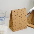 Bolsa de papel kraft con patrón de estrellas azules, ideal para regalos y tarjetas. - Estrella de cinco puntas