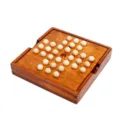 Holz Solitaire Steckspiel Detailansicht, klassisches Denkspiel Tisch Puzzle Brett. - Edles Schach / 14.7x14.7x2.6cm / Naturholzfarbe
