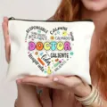 Detailansicht einer weißen Kosmetiktasche aus Canvas mit Herztextdruck und Arztmotiv. - Stil 15