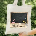Vista detallada de bolso tote de lona para profesores con estampado de pizarra y gran capacidad. - Estilo 11 / 35*40cm