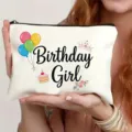 Nahaufnahme der weißen Kosmetiktasche aus Leinen mit Geburtstagsmotiv und süßen Grafiken. - Birthday Girl B Stil