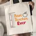 Detailansicht der Lehrertasche aus Canvas mit schönem Apfelaufdruck und tollem Spruch. - Klassischer Apfel Bester Lehrer Stil (19) / 35x40cm