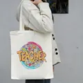 Gedetailleerde close-up van een casual canvas tas met een kleurrijk leraar grafisch ontwerpmotief. - School Thema Grote Capaciteit Druk (16) / 35*40cm
