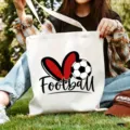 Detailaufnahme einer weißen Canvas-Tragetasche mit stilvollem Fußball- und Herz-Druck. - Rot-Schwarzer Fußball-Druck / 35x40cm
