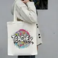 Detail van canvas shopper met TEACHER-print, duurzame stof en ruime capaciteit. - Kleurrijke Graffiti Kantoorbenodigdheden Bloemen (14) / 35*40cm