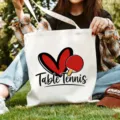 Detailaufnahme der weißen Stofftasche mit Tischtennis Motiv im Freien präsentiert. - Tragbarer Tischtennis-Druck / 35x40cm
