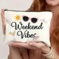 Kauf-Canvas Kosmetiktasche mit Reißverschluss und coolem Weekend Vibes Print im Detail. - Weekend Vibes Stil