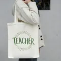 Detailweergave van de canvas tas met leraar tekst en bloemenkrans patroonontwerp. - Groene Plantenkrans Drukstijl (12) / 35*40cm