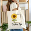 Detailaufnahme einer großen weißen Canvastasche mit tollem Sonnenblumen-Lehrer-Design. - Sonnenblume Druckstil (15) / Gebrochenes Weiß / 35*40cm