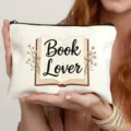 Detailansicht einer stilvollen Kosmetiktasche mit Vintage Buchliebhaber Motiv im Alltag. - Book Lover Stil
