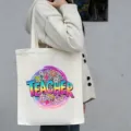 Detailopname van de canvas linnen tas voor leraren met grafische opdruk en schouderdraagstijl. - Kleurrijke Gradiënt Graffiti Druk (11) / 35*40cm