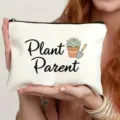 Nahaufnahme der weißen Leinen Kosmetiktasche mit Pflanzen Motiv und praktischem Reißverschluss. - Plant Parent Stil