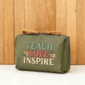Detailansicht der grünen Kosmetiktasche mit inspirierendem Text und praktischem Reißverschluss. - Stil 19 (TEACH LOVE INSPIRE BOOK)