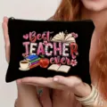 Schwarze Kosmetiktasche mit Best Teacher ever Druck, Blumen und Büchern für den Alltag. - Stil 12