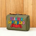 Grüne Kosmetiktasche mit Lehrer-Superhero-Druck, Reißverschluss und praktischem Design für Alltag. - Stil 18 (TEACHER SUPERHERO)
