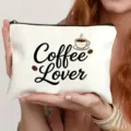 Detailaufnahme der weissen Leinentasche mit Kaffeeliebhaber Motiv und stabilem Reissverschluss. - Coffee Addict Stil