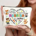 Nahaufnahme einer Leinen-Lehrer-Kosmetiktasche mit süßen Tiermotiven und inspirierenden Texten. - Stil 4