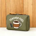 Detailansicht der minimalistischen Kosmetiktasche mit niedlichem Kaffeetassen-Druck und Text. - Stil 14 (TEACHER FUEL)