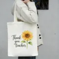 Gedetailleerd overzicht van de canvas tas met zonnebloemprint en de bedankt-tekst. - Aquarel Zonnebloem Drukstijl (5) / 35*40cm