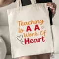 Detailansicht der Lehrertasche aus Canvas mit wunderschönem Herzaufdruck für den Alltag. - Warmes Herz Slogan Stil (6) / 35x40cm