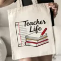 Nahaufnahme einer beige-farbenen Stofftasche mit Lehrer-Motiv und niedlichem Buchdesign. - Lehrerleben Bleistift Stil (5) / 35x40cm