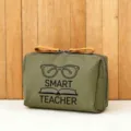 Detailansicht der gruenen Kosmetiktasche mit Lehrer-Aufdruck und praktischen Leder-Reissverschlüssen. - Stil 12 (SMART TEACHER)