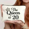 Weißer Leinwand Kosmetikbeutel mit Kronen und Buchstaben Druck für Alltag und Reisen. - The Queen is 20 Stil