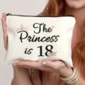 Weiße Kosmetiktasche aus Segeltuch mit schickem Aufdruck und Blumenkrone, Detailansicht. - The Princess is 18 Stil