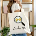 Detailansicht der weißen Canvas Tragetasche mit schickem Lupen und Teacher Life Druck. - Lupe-Druckstil (4) / Gebrochenes Weiß / 35*40cm